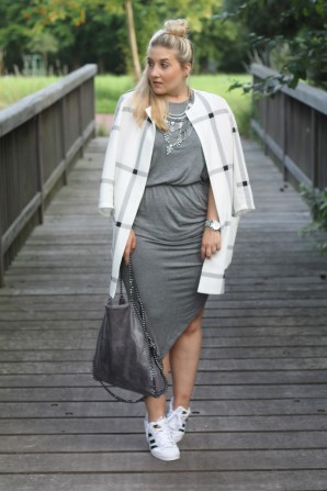 Outfit: Chloé Nile Tasche Motty Grey & Sommerkleid mit Ring Schließe