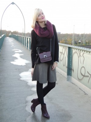 Khaki skirt and burgundy accessoires | Style my Fashion